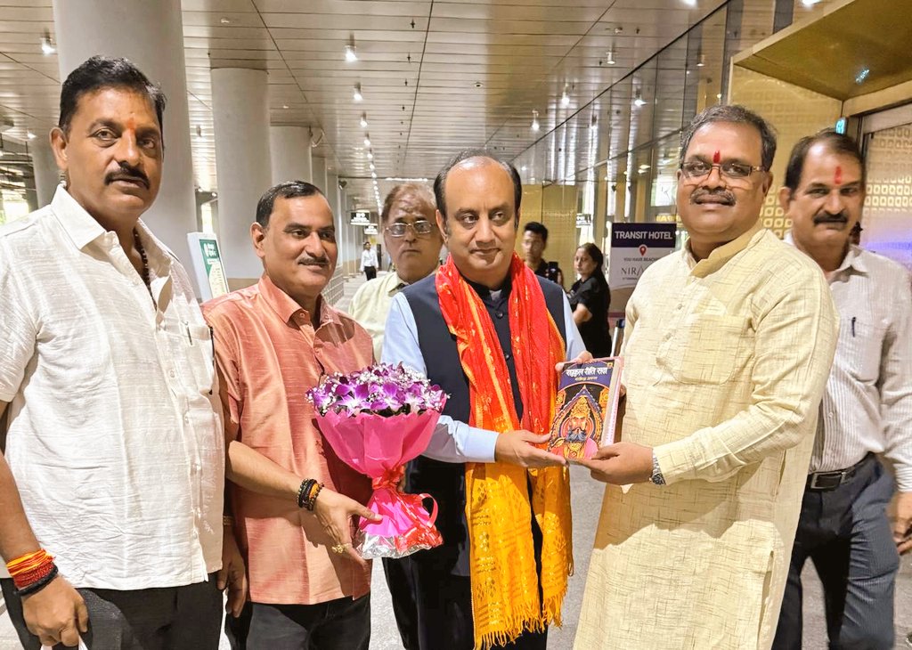 भाषा,इतिहास के इतने जबरदस्त जानकार, सांसद व राष्ट्रीय प्रवक्ता भाजपा डॉ. सुधांशु त्रिवेदी जी का आज मुंबई आगमन हुआ। उन्हें मॉरीशस के रामायण सेंटर के प्रमुख रहे राजेंद्र अरुण द्वारा लिखित रघुकुल रीति सदा चली आई बुक देकर स्वागत किया। 
<a href="/SudhanshuTrived/">Dr. Sudhanshu Trivedi</a>