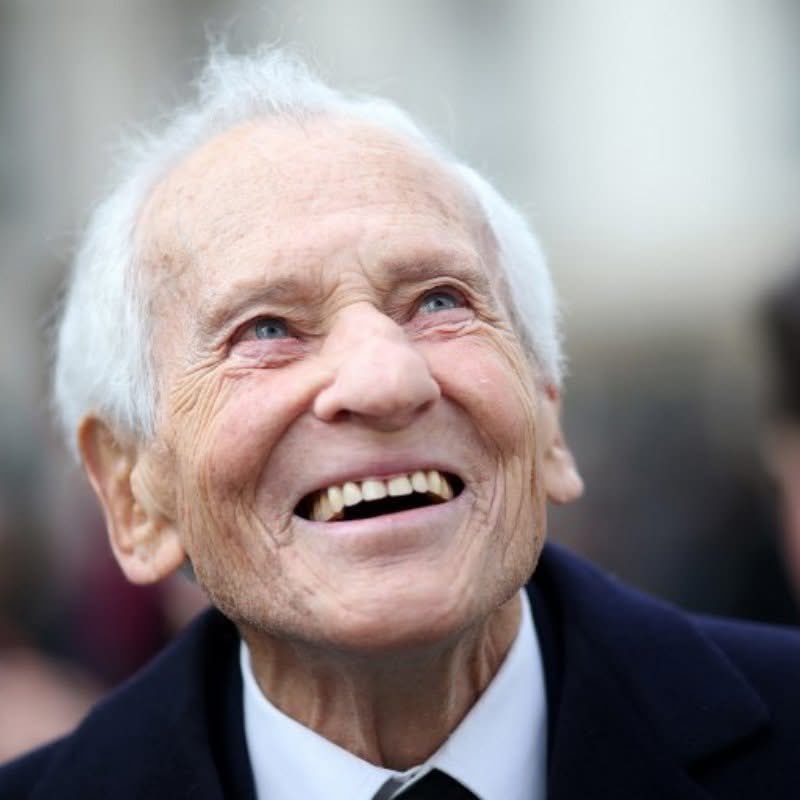 "Ce que j'aime le plus au monde, c'est l'idée que tout est fragile. Tout passe, tout disparaît. Tout ce que nous aimons, tout ce que nous sommes, sera bientôt réduit en poussière. Et pourtant, cette fragilité porte en elle quelque chose d'infini."
Jean d'Ormesson