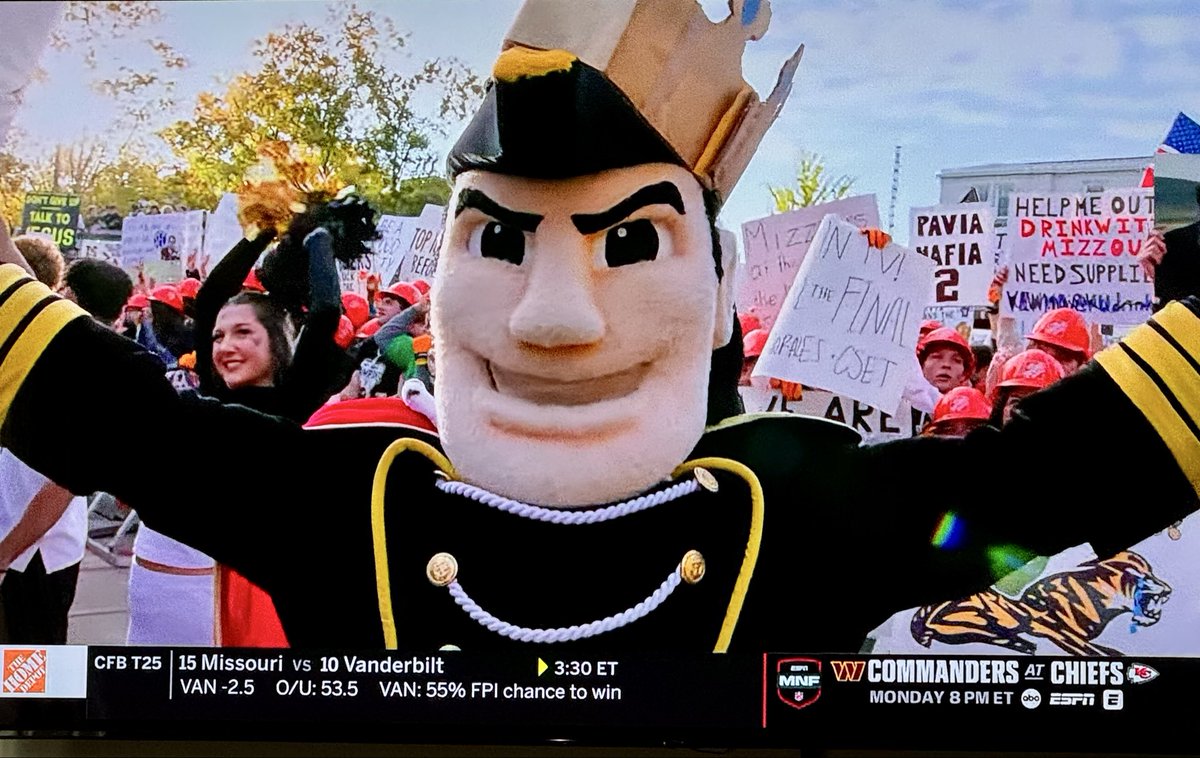 Hey there, Mr. C 💛🖤