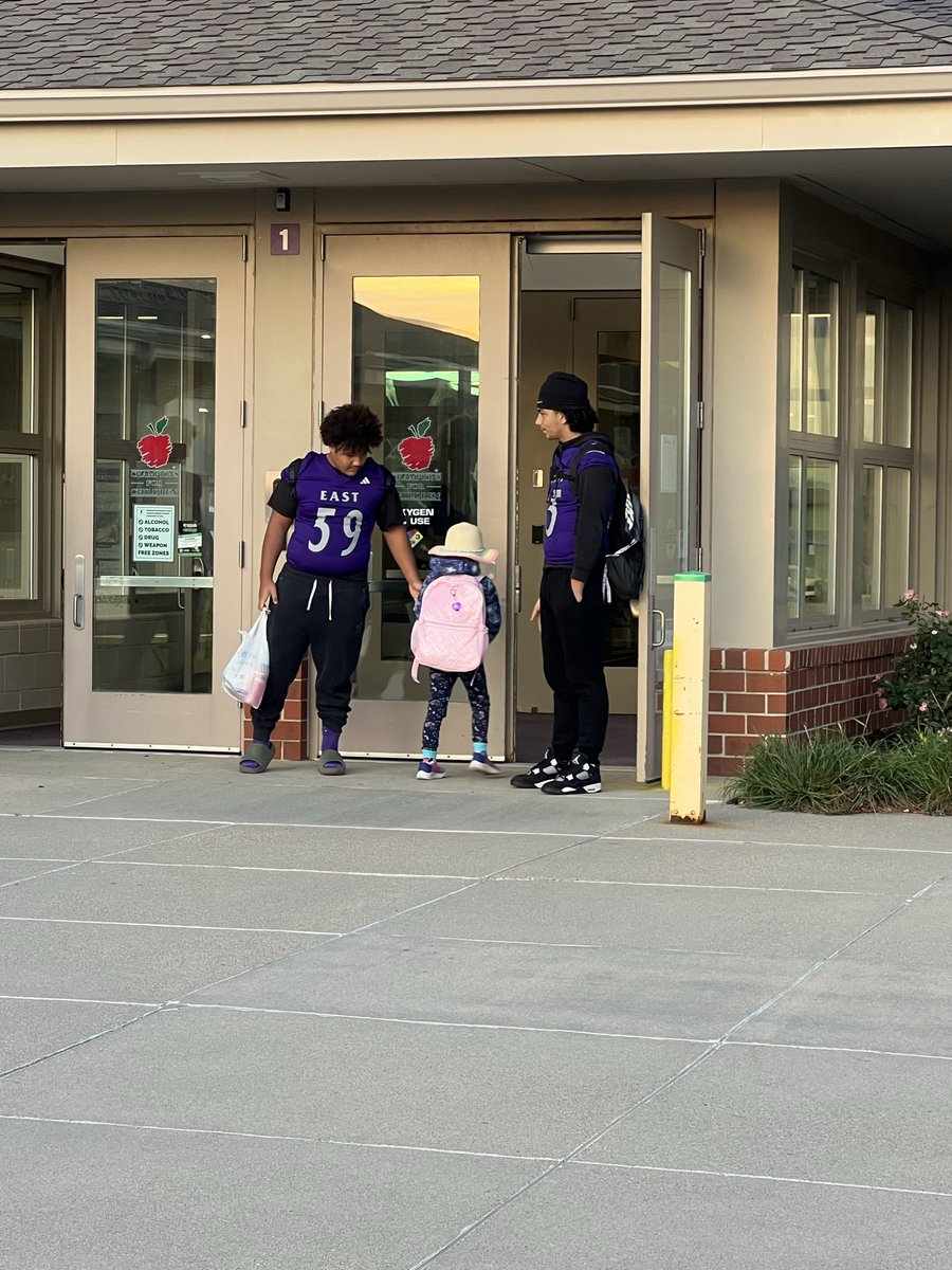 Huge thanks to the <a href="/BellevueEastFB/">Bellevue East Football</a> players for bringing High Five Friday to Two Springs! Our #TSwildcats1 loved the positive vibes and good energy to start their day! <a href="/ChieftainNation/">Bellevue East</a>  #bpsne 🏈🙌💜
