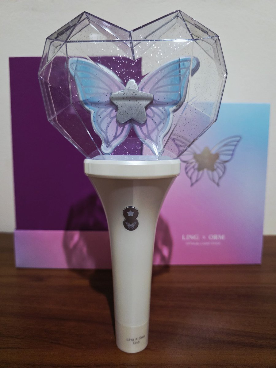 pyul0805's tweet photo. น้องโลโล่มาแล้วว ที่จริงน้องมาตั้งแต่เมื่อวานตอนเย็น แต่พึ่งว่างแกะ ของจริงคือสวยมากก มีไฟหลายระดับ สีคมชัด แข็งแรงกว่าที่คิด มีถ่านแถมมาให้ด้วย พร้อมไปแฟนคอนแล้วค่าา🥰💜
#LINGORMLightStick
#LingOrm #หลิงออม https://t.co/PasSfxe6ui