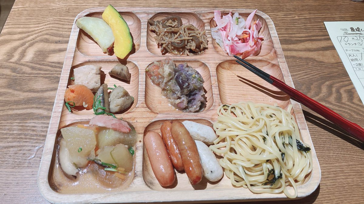 三重県にあるモクモクファーム直営
『モクモク農場レストラン』
三重・名古屋・京都・大阪に店舗があるらしい。
お野菜を中心に無添加手作りソーセージやスイーツの数々。
おむすびは注文すると握りたてホカホカを提供。
種類も豊富だし美味しくて何回もおかわりしてしまう🥬
 #モクモク農場レストラン