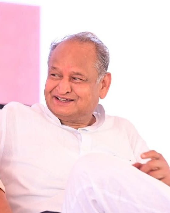 राजस्थान के युवा बेरोजगार आज अशोक गहलोत के कार्यकाल को याद कर रहे है। 

जादूगर के कार्यकाल मे 48,000 पदो पर रीट का नोटिफिकेशन जारी होता था और अब 7500 पद पर नोटिफिकेशन जारी हो रहा है समय समय की बात है। 😏

<a href="/ashokgehlot51/">Ashok Gehlot</a>