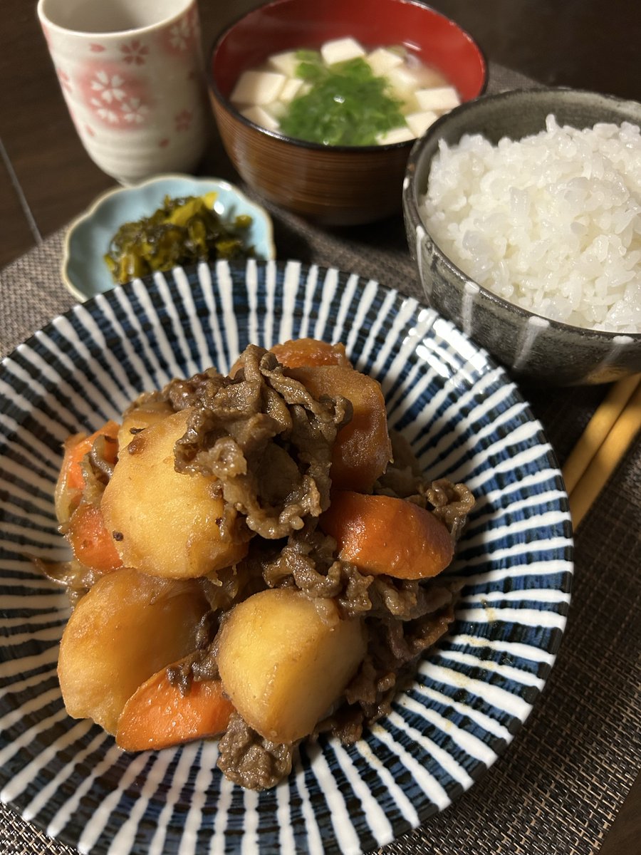 Good evening friends.

I made one of Japan’s representative home cooked dish called Nikujaga tonight.

It has beef, potatoes and other veggies in it.

It’s loved by many Japanese people.

Today’s dinner
“Nikujaga”
“Takana(otsukemono)”
“Tofu miso soup”

#japanesefood
#homecooking