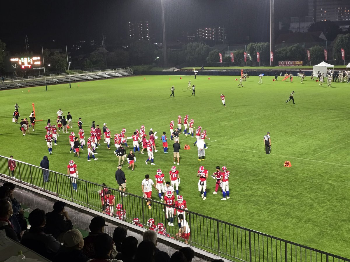 学生の試合観戦
試合展開はさておき、気になったことといえばヘルメットオフが何度もあったこと
雨のせいなのか、ヘルのせいなのか理由はわかりませんが
安全ルール厳しくなってるけどこれもっと厳しくした方がいいと感じる　ケガするから危ないっていうかこれで大ケガさせてしまった方が困ると思う