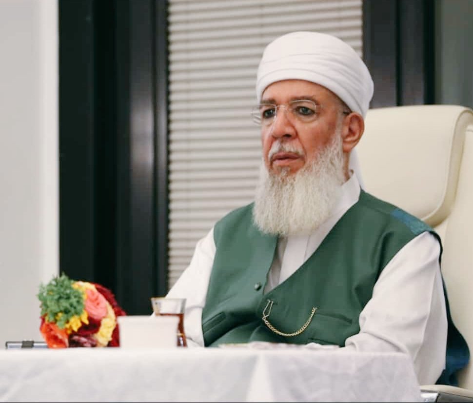 Bugün cànàn geldi bize,
Dudak Sâkî, diller meze.
Yârim tazelerden taze,
Koklamaya kıyamam ki.

Benim yârim güle benzer,
Ovada sümbüle benzer.
Şakıyan bülbüle benzer,
Sohbetine doyamam ki.

Yıldız gibi muallakta,
Doğarken gördüm şafakta.
Gerdanında nokta nokta,
Benlerini sayamam