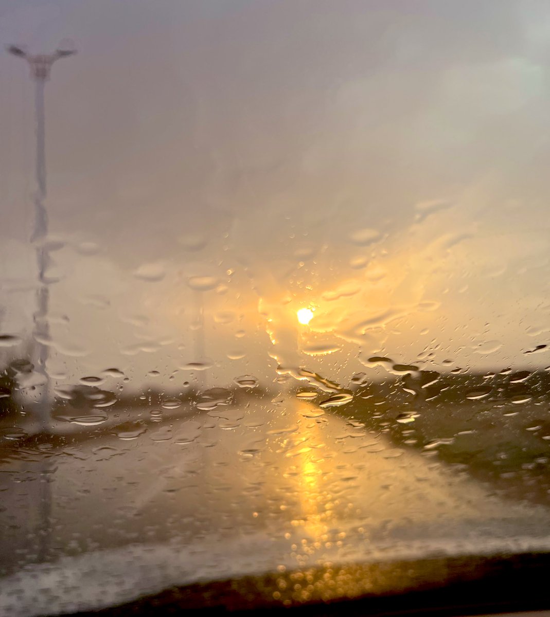 #اجمل_شي_صورته 

 مطر وشمس وغيم في اجمل صوره ربانيه .