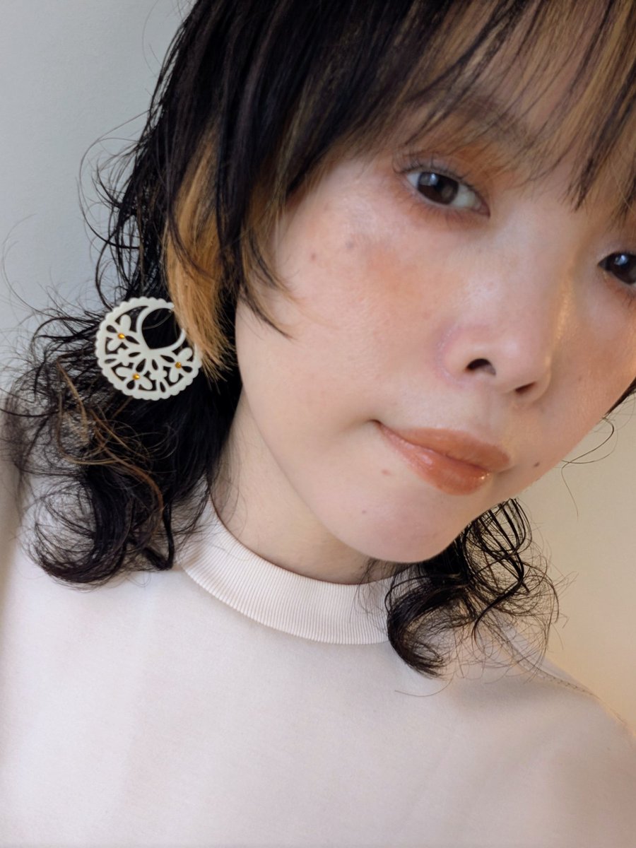 fairymagicmaiko's tweet image. #今日のメイク 
#まいこのアイメイク
日焼け止め＋コンシーラーで肌を休める日💤
SNIDELのアクアジェムティント06でチーク、アイシャドウ、リップを済ませた！すごい色に見えてめちゃくちゃ使えるんです✨️