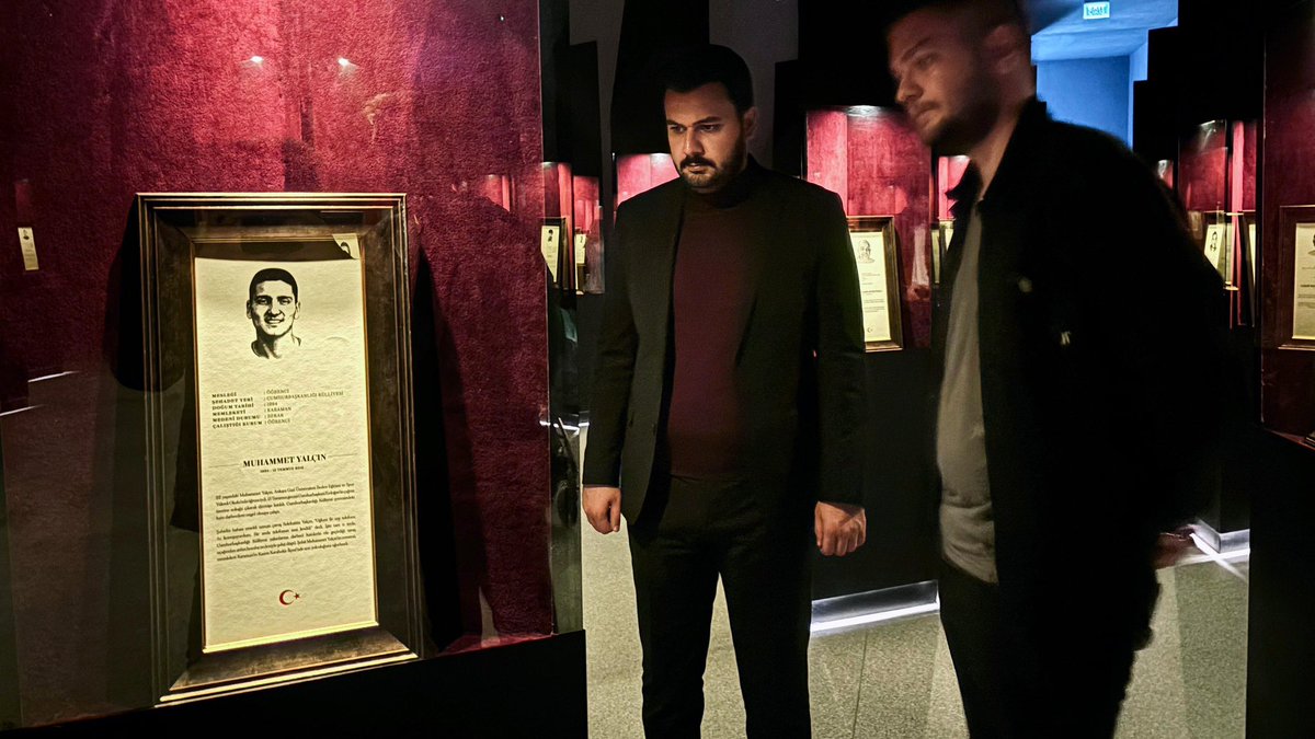 Bugün ÜniAK Ankara teşkilatı olarak genç kardeşlerimizle 15 Temmuz Milli Demokrasi Müzesi’ni gezdik. 

O karanlık gecede milletimizin yazdığı destanı, bir kez daha yerinde hissederek, şehitlerimizi rahmetle andık; milli iradeye sahip çıkmanın ne kadar kıymetli olduğunu yeniden