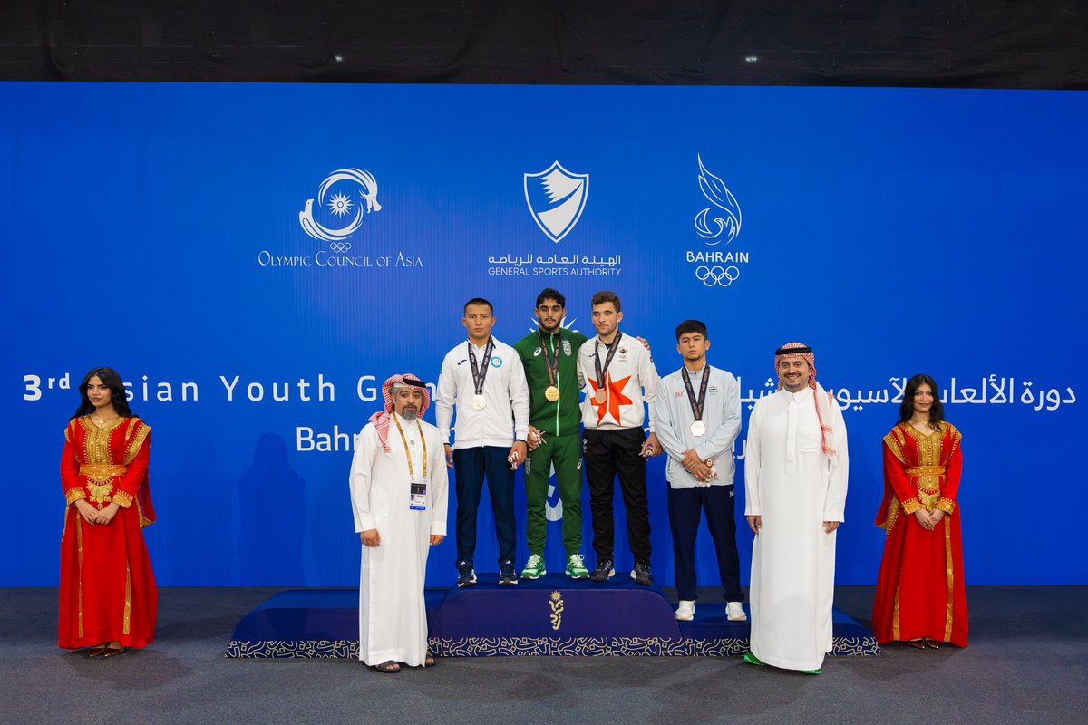 TeamSaudi's tweet photo. وقـت التتــويج 🥇

📸| سمو نائب الرئيس الأمير فهد بن جلوي يتوّج البطل 'عبدالإله مير عالم' بذهبية وزن 75 كجم في منافسات فنون القتال المختلطة ضمن دورة الألعاب الآسيوية للشباب #البحرين2025 https://t.co/rJiuW56KT9