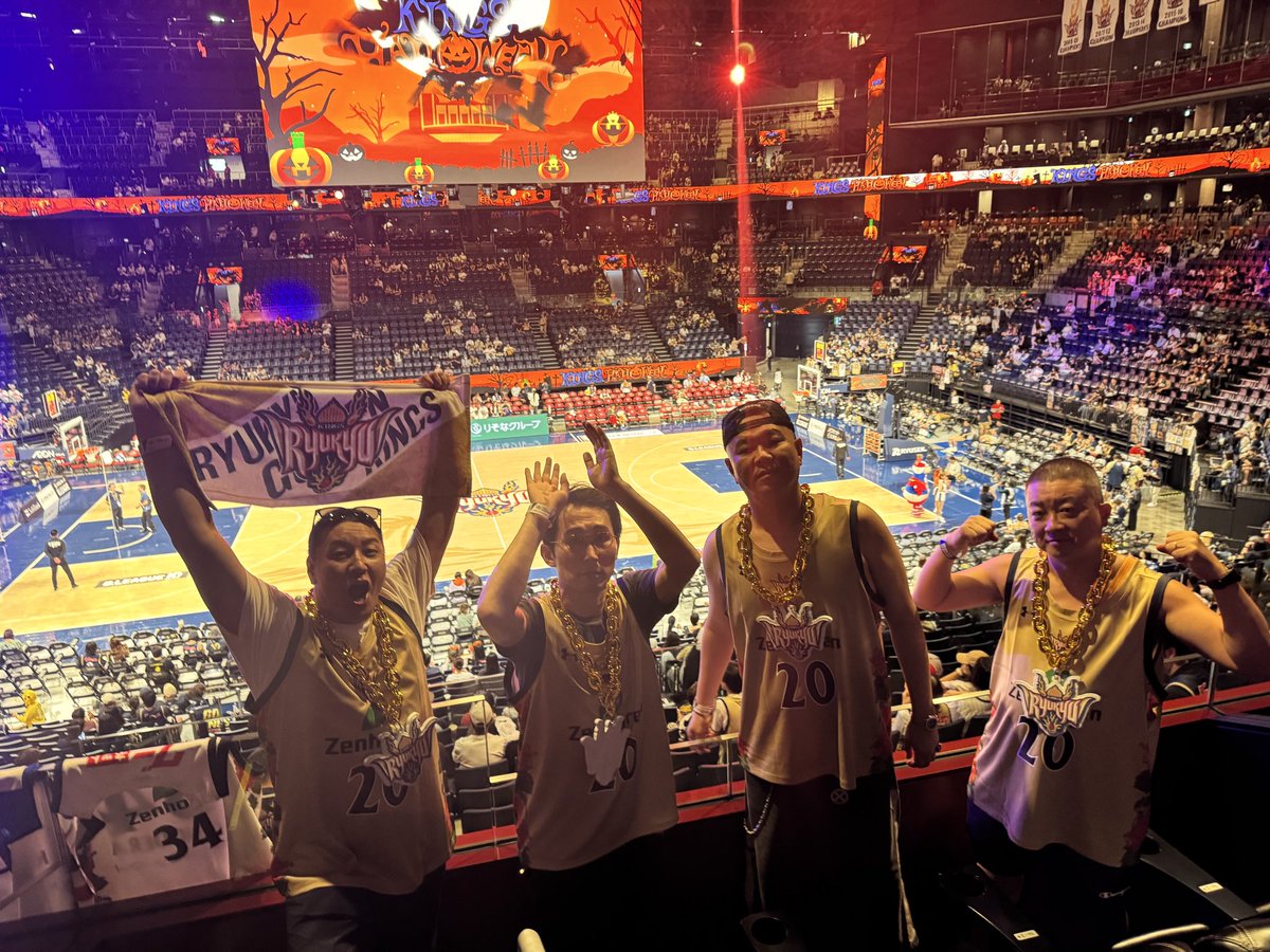 chocopla_mg's tweet image. 琉球ゴールデンキングスさんのホーム、沖縄サントリーアリーナで試合を観戦させていただきました！🏀 素晴らしいアリーナと会場の熱気に大興奮🔥球団さんの粋な計らいで20周年の20の背番号とそれぞれの名前が入ったユニフォームまで😭

ゴーゴーキングス！⛹️
ありがとうございました！

#RyukyuKings