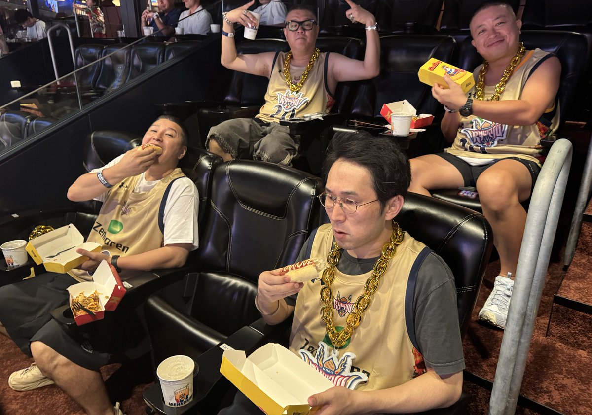 chocopla_mg's tweet image. 琉球ゴールデンキングスさんのホーム、沖縄サントリーアリーナで試合を観戦させていただきました！🏀 素晴らしいアリーナと会場の熱気に大興奮🔥球団さんの粋な計らいで20周年の20の背番号とそれぞれの名前が入ったユニフォームまで😭

ゴーゴーキングス！⛹️
ありがとうございました！

#RyukyuKings