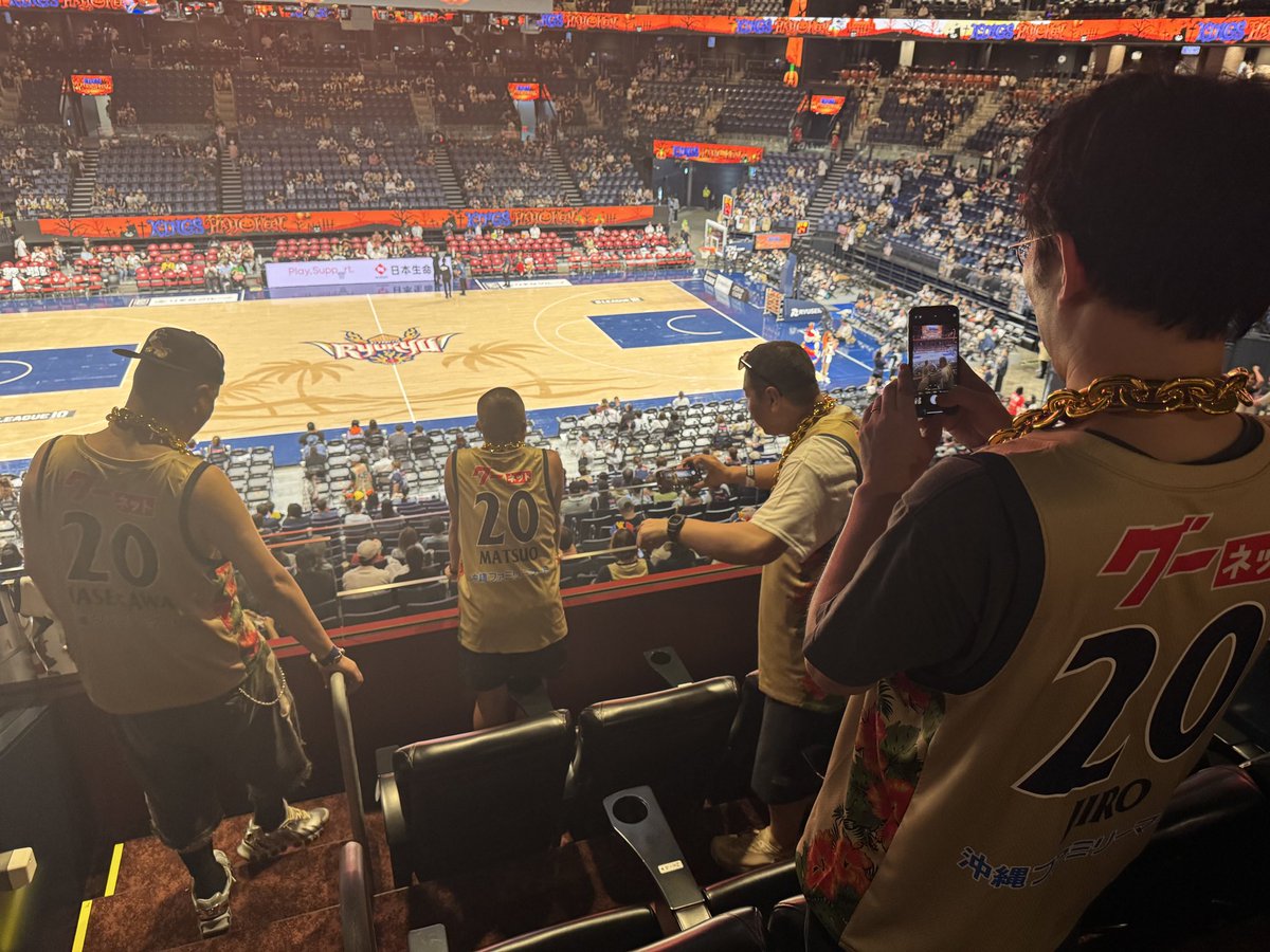 chocopla_mg's tweet image. 琉球ゴールデンキングスさんのホーム、沖縄サントリーアリーナで試合を観戦させていただきました！🏀 素晴らしいアリーナと会場の熱気に大興奮🔥球団さんの粋な計らいで20周年の20の背番号とそれぞれの名前が入ったユニフォームまで😭

ゴーゴーキングス！⛹️
ありがとうございました！

#RyukyuKings