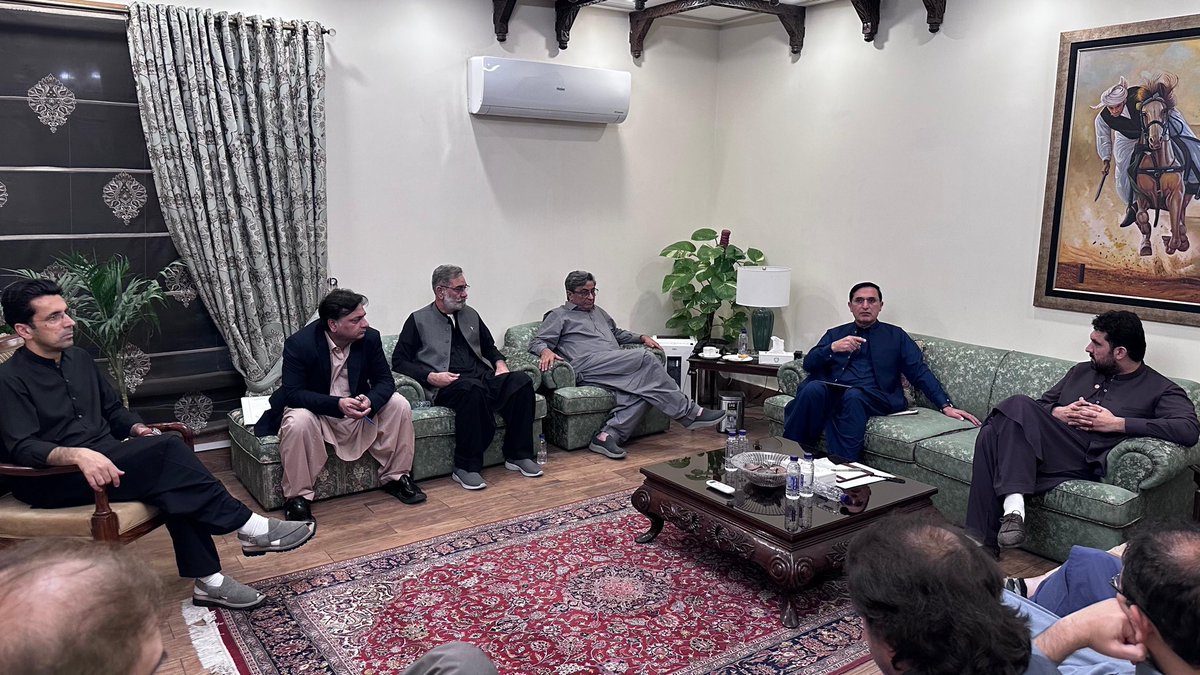 PTIofficial's tweet photo. وزیرِ اعلیٰ ہاؤس پشاور میں پاکستان تحریکِ انصاف کی سینئر قیادت کا اہم اجلاس

اجلاس میں صوبے کی امن و امان کی صورتحال پر تفصیلی غور

حالیہ ہنگو بم دھماکے کے واقعے پر شرکاء کا اظہارِ افسوس اور شہید پولیس اہلکاروں کے ایصالِ ثواب کے لیے دعا، 

اجلاس میں خیبر پختونخوا اسمبلی میں امن جرگہ بلانے کا فیصلہ

امن جرگے میں سابق وزرائے اعلیٰ، گورنرز، علماء، جرگہ مشران، سول سوسائٹی، وکلاء اور اہم شخصیات کو مدعو کیا جائے گا، 

امن جرگے کا مقصد دہشتگردی کے خاتمے اور پائیدار امن کے لیے متفقہ حکمتِ عملی کی تشکیل ہے، 

اجلاس کے شرکاء کا پولیس کی قربانیوں کو خراجِ تحسین، 

صوبائی حکومت پولیس فورس کے شانہ بشانہ کھڑی ہے، سہیل افریدی

پولیس کو جدید آلات، تربیت اور وسائل کی فراہمی حکومت کی اولین ترجیح ہے، سہیل افریدی