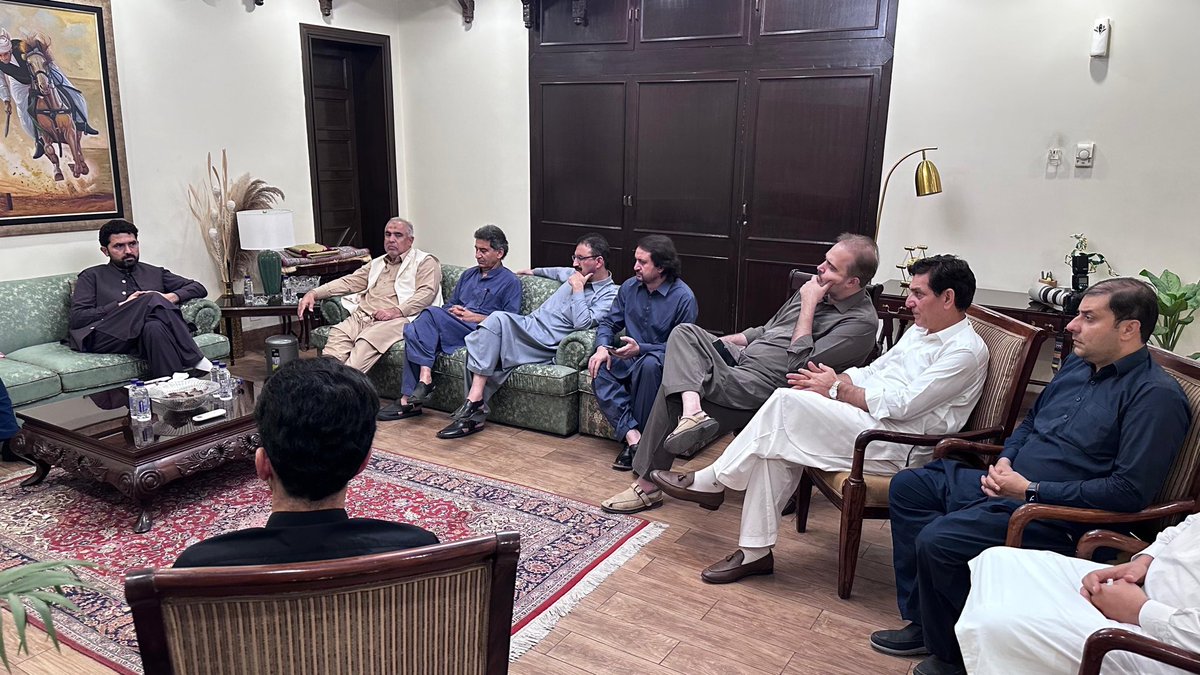 PTIofficial's tweet photo. وزیرِ اعلیٰ ہاؤس پشاور میں پاکستان تحریکِ انصاف کی سینئر قیادت کا اہم اجلاس

اجلاس میں صوبے کی امن و امان کی صورتحال پر تفصیلی غور

حالیہ ہنگو بم دھماکے کے واقعے پر شرکاء کا اظہارِ افسوس اور شہید پولیس اہلکاروں کے ایصالِ ثواب کے لیے دعا، 

اجلاس میں خیبر پختونخوا اسمبلی میں امن جرگہ بلانے کا فیصلہ

امن جرگے میں سابق وزرائے اعلیٰ، گورنرز، علماء، جرگہ مشران، سول سوسائٹی، وکلاء اور اہم شخصیات کو مدعو کیا جائے گا، 

امن جرگے کا مقصد دہشتگردی کے خاتمے اور پائیدار امن کے لیے متفقہ حکمتِ عملی کی تشکیل ہے، 

اجلاس کے شرکاء کا پولیس کی قربانیوں کو خراجِ تحسین، 

صوبائی حکومت پولیس فورس کے شانہ بشانہ کھڑی ہے، سہیل افریدی

پولیس کو جدید آلات، تربیت اور وسائل کی فراہمی حکومت کی اولین ترجیح ہے، سہیل افریدی