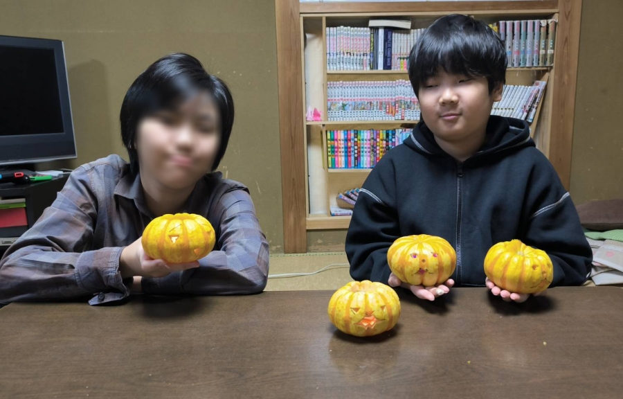 fs_minamo's tweet photo. 🌕今週のフリースクールみなも🌕
・ハロウィンのジャックランタンづくり👻
・今日も映画サークルの撮影🎬路上でのロケだ📹
・「『8番出口』Osaka Metro 脱出ゲーム」に参加したよ🚃お昼ご飯は「てんしば」で🍔
#フリースクール
#不登校
#OsakaMetro脱出ゲーム https://t.co/98oEp0js2f