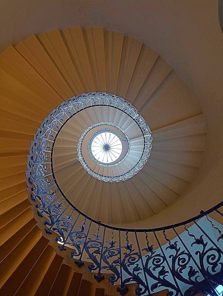 SanjeePerera1's tweet photo. My favourite feature was perhaps the #LogarithmicSpiral of the #TulipStairs, the genius of early 17thC design of the #CantileverPrinciple, the first of its kind in England: the best of #InigoJones’s synthesis of classical geometry, elegant engineering, and restrained beauty. https://t.co/JPhRO7dFUZ