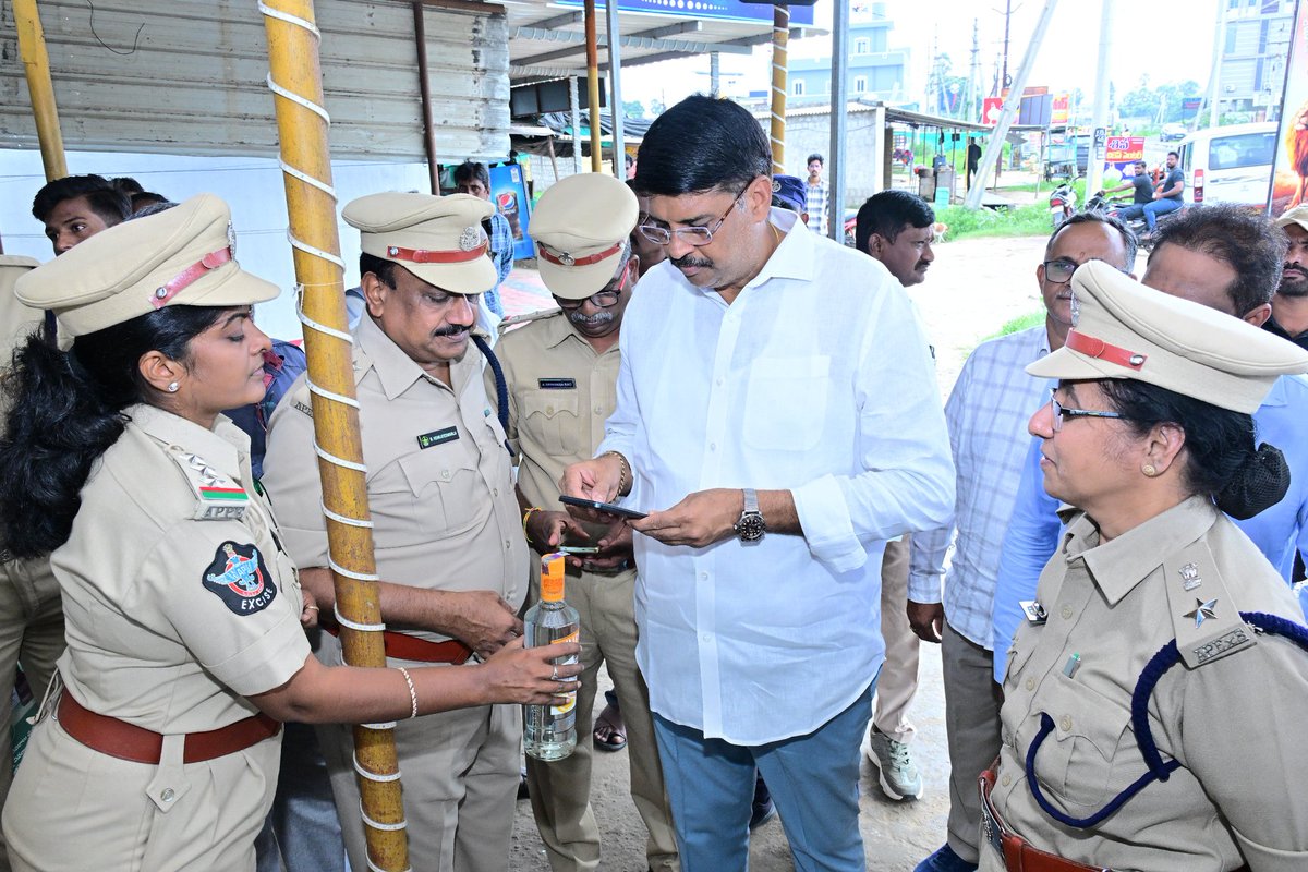 varma_vegesana's tweet image. బాపట్ల పట్టణం సూర్యలంక రోడ్డు లోని మిత్ర వైన్స్ మద్యం దుకాణం వద్ద ఆకస్మిక తనికి నిర్వహించి, విక్రయిస్తున్న మద్యాన్ని స్వయంగా పరిశీలించి,కల్తీ మద్యాన్ని అరికట్టడానికి కూటమి ప్రభుత్వం ప్రత్యేకంగా రూపొందించిన ఎక్సైజ్ సురక్ష యాప్ వినియోగం గురించి అవగాహన కల్పించాను.
#ExciseSurakshaApp