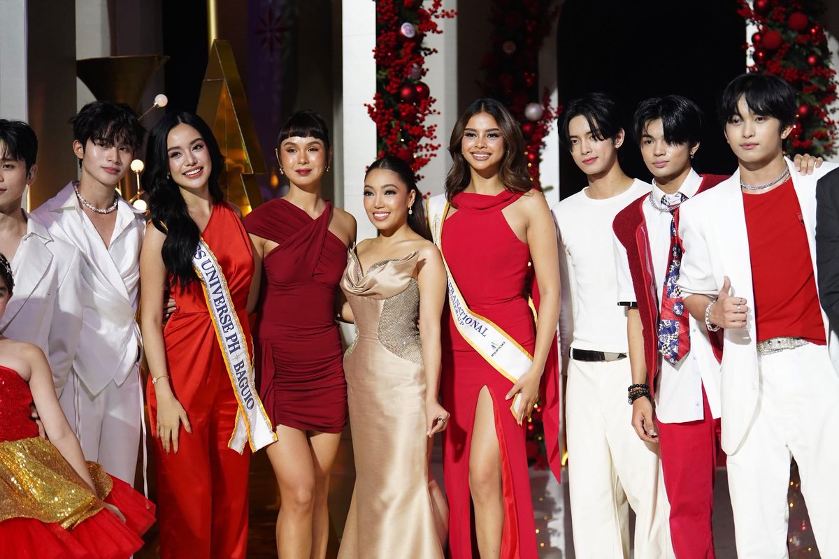 Dashing as always ✨✨

🔗 facebook.com/share/17AD2494…

LIGHT UP WITH HORI7ON

#HORI7ON_HolidayStudio
#HORI7ON #호라이즌 
<a href="/HORI7ONofficial/">HORI7ONofficial</a>