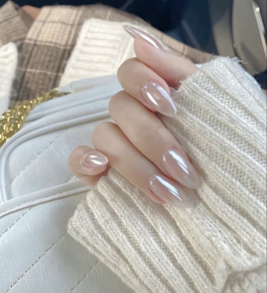 flower_3223's tweet photo. この冬やりたいシンプルなパール風ネイル💅❄️
結局こんなネイルが手が綺麗で上品にみえるから好き🙂‍↕️ https://t.co/LOW8q7KnwM