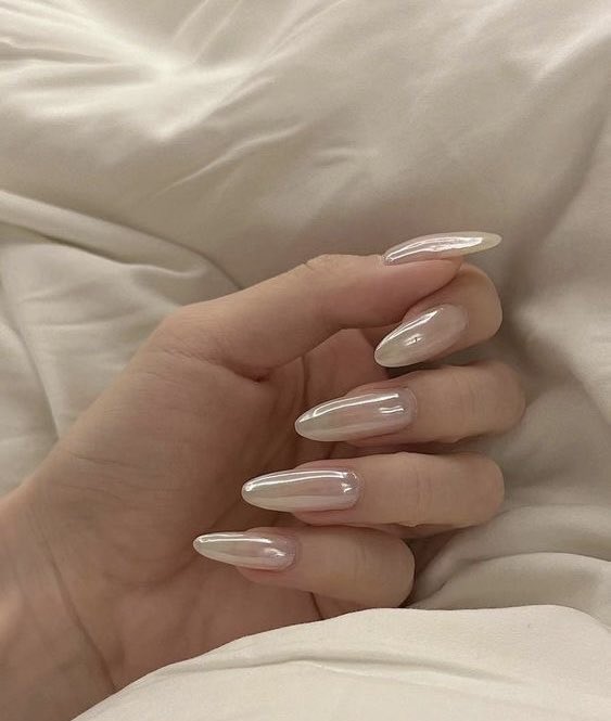 flower_3223's tweet photo. この冬やりたいシンプルなパール風ネイル💅❄️
結局こんなネイルが手が綺麗で上品にみえるから好き🙂‍↕️ https://t.co/LOW8q7KnwM
