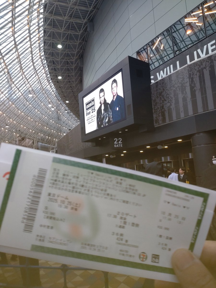 kick4444rock's tweet photo. 奇跡‼️OASISチケットが開演２時間前にゲット　　改札でたとこでこんな事するの初めて
　めちゃくちゃいい人でなんと定価で🔥
感謝です🙏 https://t.co/1JnWomiKmM