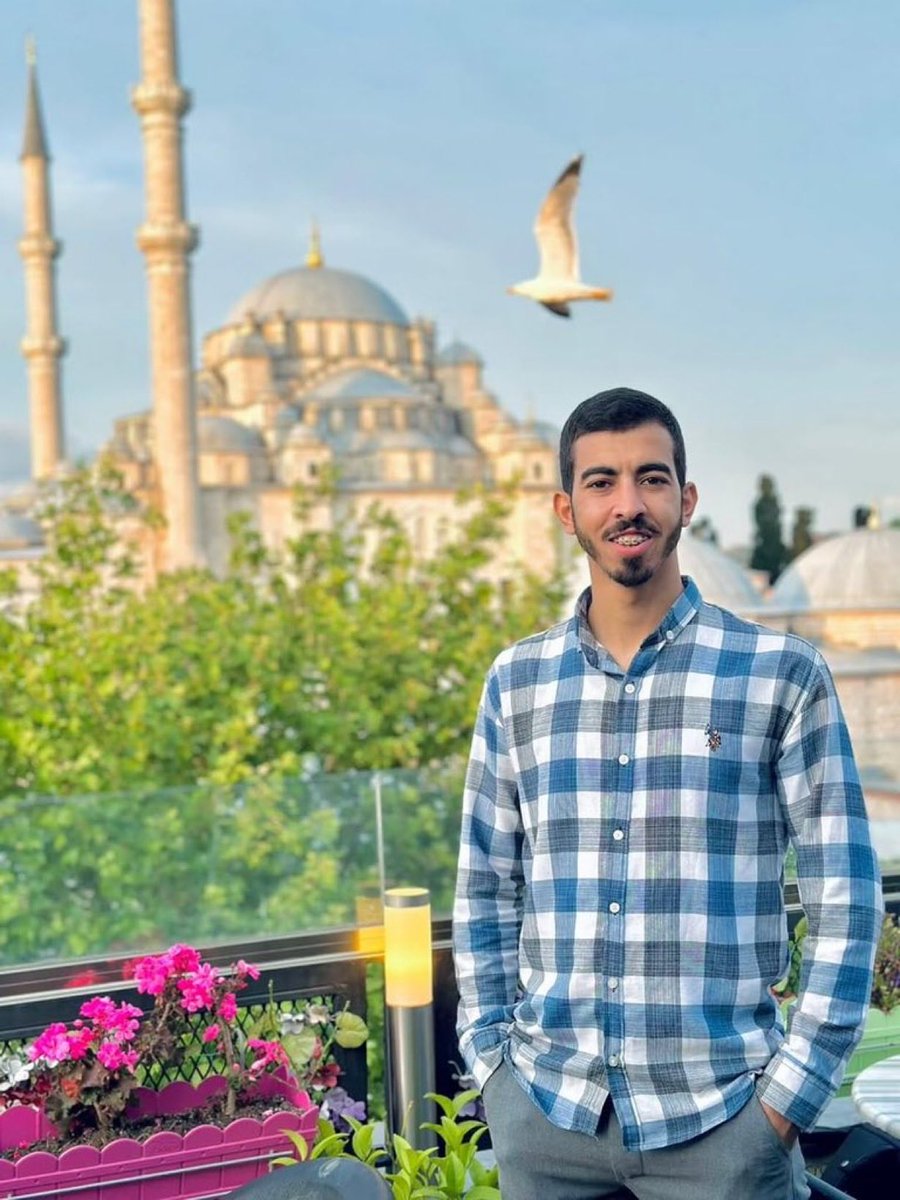 Gazzeli Gazeteci Salih’in İstanbul’da çekilmiş bir fotoğrafı. 

Kız kardeşi “Ablasının canı” notuyla paylaşmış. Salih Gazze’nin de canıydı, en gür sesiydi. O gitti, Gazze’den gelen haberler de iyice kesildi.