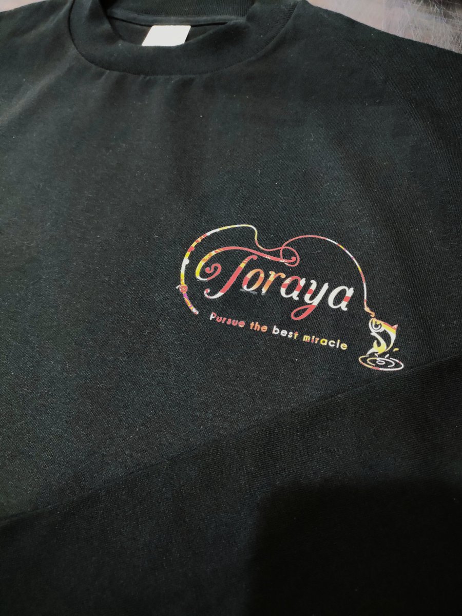 takuya_k0909's tweet photo. 🎉TORAYA1カ月連続プレゼント祭り🎉
28日目は🌊STANDARDTRIBALシリーズからMADAIデザイン🦑
（綿6.2oz長袖シャツ・XLサイズ）を1名様にプレゼント！

【応募条件】
👉このアカウントをフォロー
👉この投稿をリポスト

【当選発表】
当選者はX上で発表します🎯
届いたらタグ付けして投稿してくれると超うれしいです😆✨

「毎日やる」ので今日外しても明日またチャンスあり🔥
購入希望の方はこちら👇
👉https://t.co/dS7LiZmJBY

#プレゼント企画 #毎日プレゼント #RTキャンペーン
#釣りTシャツ #釣り好きと繋がりたい #TORAYA