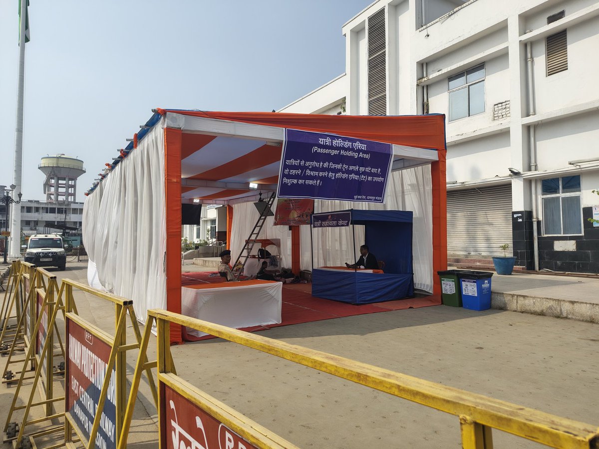 छठ महापर्व पर यात्रियों की सुविधा और भीड़ प्रबंधन सुनिश्चित करने के लिए राजेन्द्र नगर टर्मिनल रेलवे स्टेशन पर होल्डिंग एरिया की व्यवस्था की गई है, ताकि यात्रियों को सुरक्षित और आरामदायक प्रतीक्षा का अनुभव मिल सके।
#ChhathPreparation #FestivalSpecialArrangements #YatriSewa