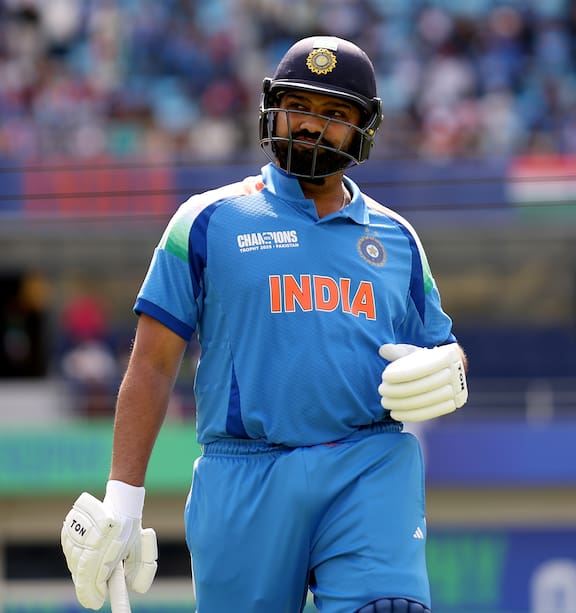 hyperkohli's tweet image. My head can&apos;t process he&apos;s same Rohit sharma 😭😭