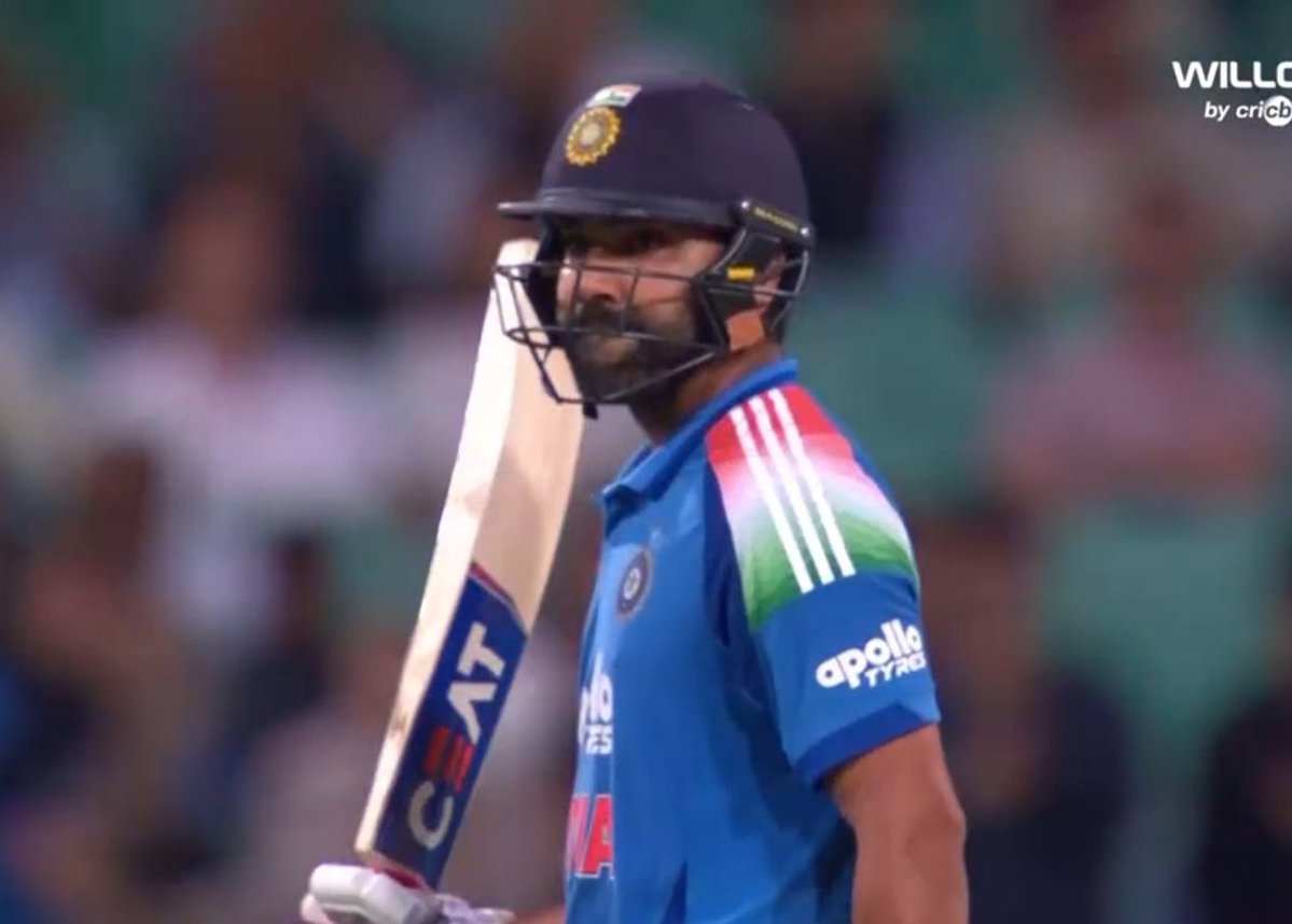 hyperkohli's tweet image. My head can&apos;t process he&apos;s same Rohit sharma 😭😭