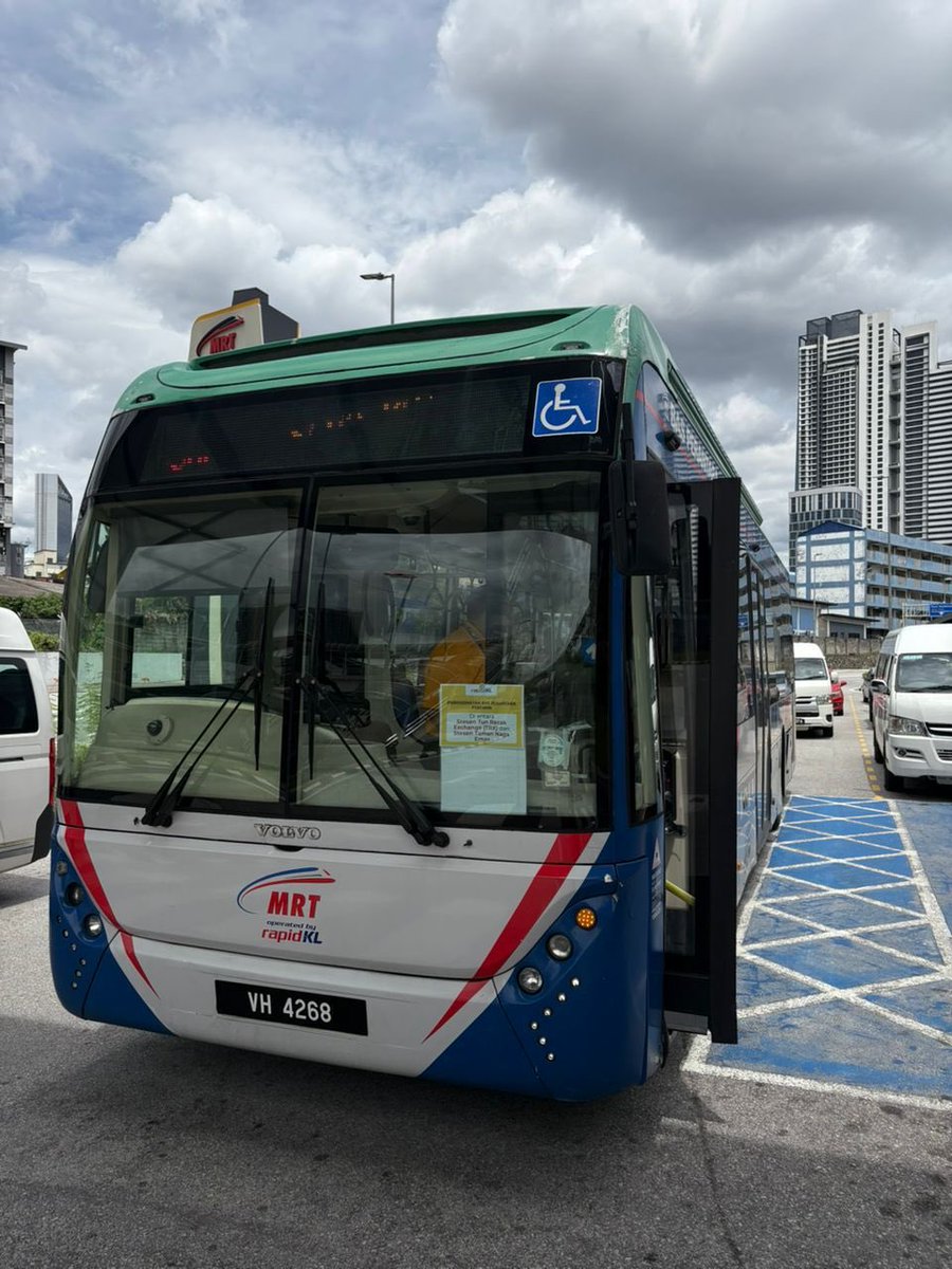 Perkhidmatan bas perantara percuma disediakan di semua stesen sepanjang Laluan Putrajaya. Sila rancang perjalanan anda dengan sebaiknya.
#RapidKL