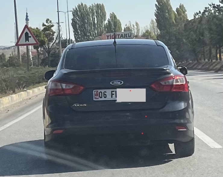fanafizim's tweet photo. Bu kırmızı plakaları her yerde görür oldum. Kim bunlar. Herkesin plakası mavi de bunlarınki neden kırmızı. Eğer bunlar yasal değilse trafik polisleri neden müdahale etmiyorlar. https://t.co/dWamipLWOF