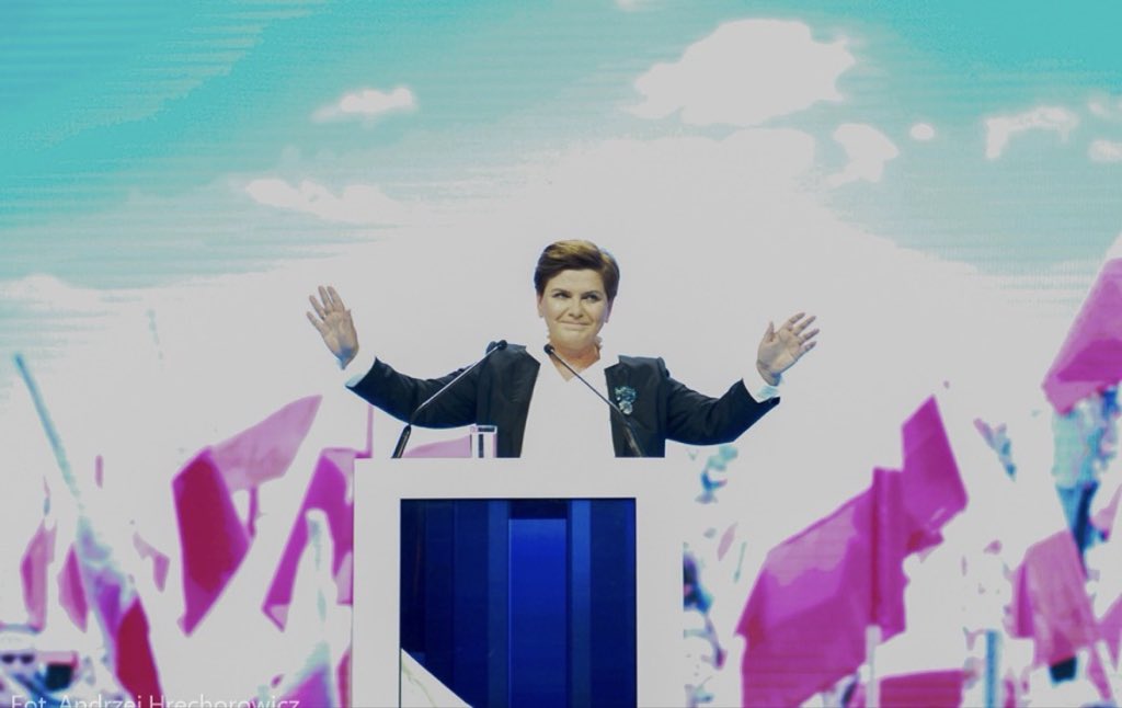 10 lat temu, 25 października 2015 roku, Prawo i Sprawiedliwość zwyciężyło w wyborach parlamentarnych, zdobywając samodzielną większość w Sejmie i Senacie. Było to jedyne takie wyborcze zwycięstwo w historii III RP. Umożliwiło sformowanie stabilnego rządu i przeprowadzenie szeregu