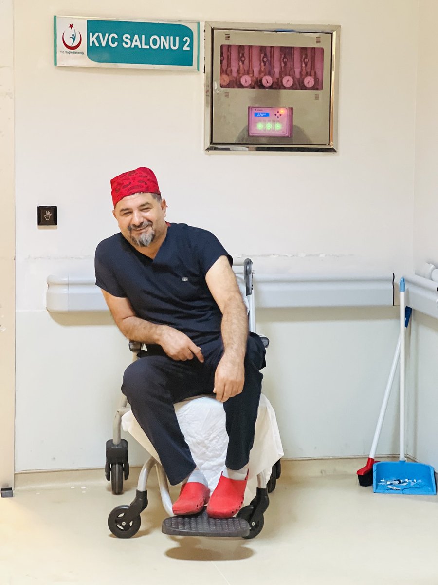 sezginDr's tweet image. Merhaba dostlarım 
Bu gün size  bu ay çok yorulmuş bir kalp sanatçı bırakıyorum 
24 acık kalp 
3 tane redo cerrahi 
2 tane diseksiyon hastası