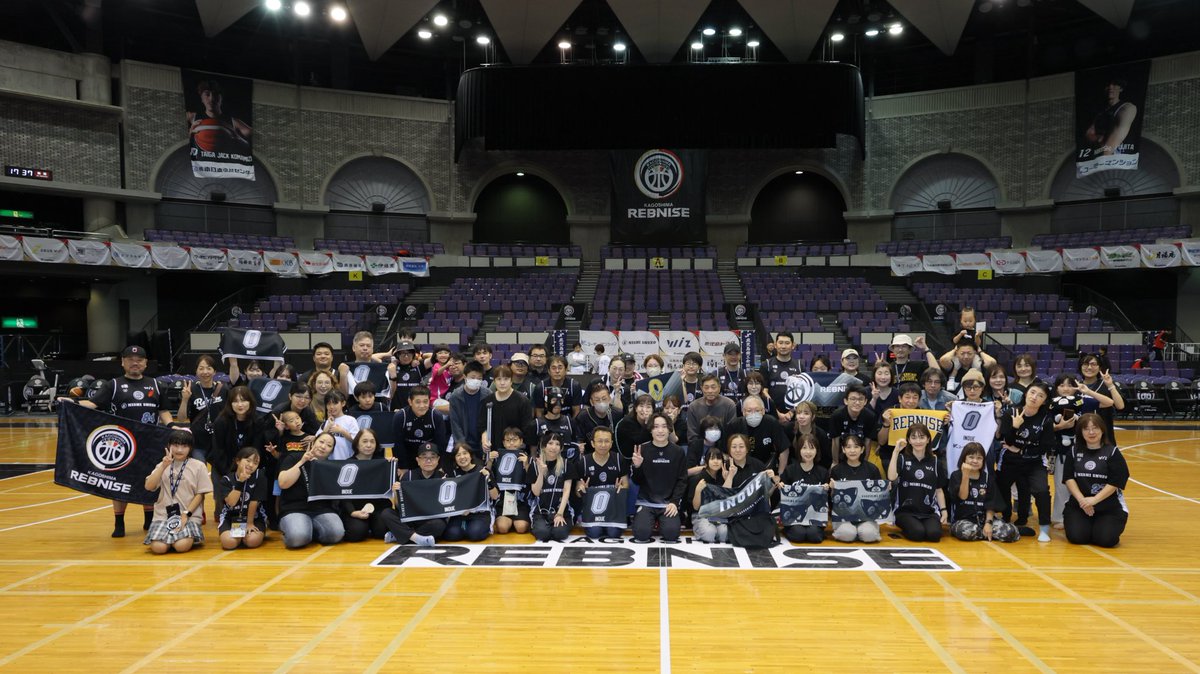 集合写真撮影会📸
#0井上大道 選手✨

試合終了後のコートで当選されたファンクラブ会員の皆さまと集合写真撮影を行いました🤳
ご参加ありがとうございました🤝✨

次回のイベントなど詳細はこちら
🔗rebnise.jp/fanclub/event2…

#鹿児島レブナイズ #Bリーグ