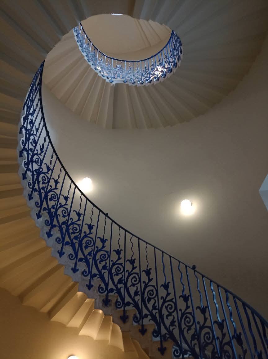 SanjeePerera1's tweet photo. My favourite feature was perhaps the #LogarithmicSpiral of the #TulipStairs, the genius of early 17thC design of the #CantileverPrinciple, the first of its kind in England: the best of #InigoJones’s synthesis of classical geometry, elegant engineering, and restrained beauty. https://t.co/JPhRO7dFUZ