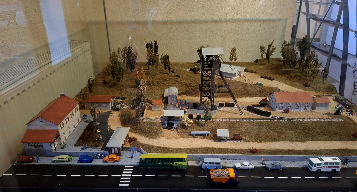 framboise314's tweet image. Hier soir au Musée de la Mine de Blanzy (71) !
Le #FabLabUtoPi de @villeducreusot @creusotmontceau présentait le scanning 3D et le prototypage rapide 🤖
Jean-Jacques a animé la conf, Christian a scanné… Jean-Jacques 😄
Public curieux, échanges passionnés, et verre de l’amitié