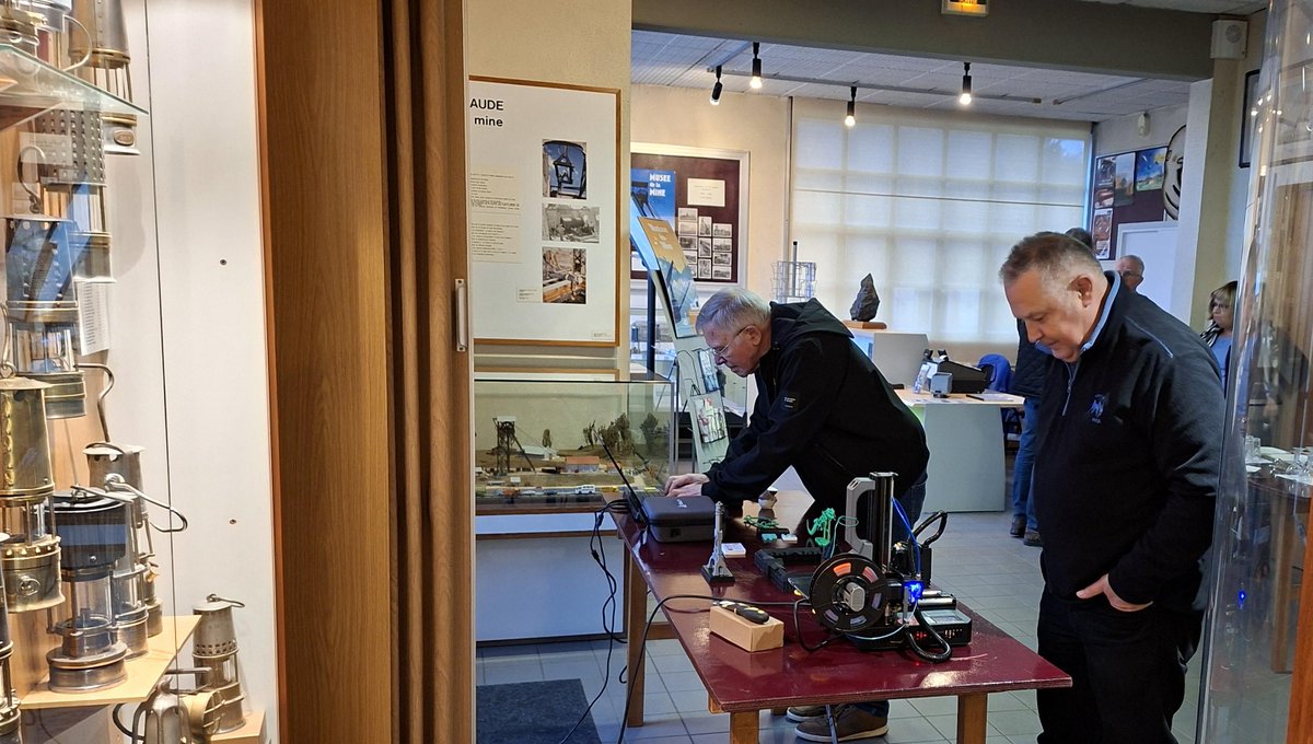 framboise314's tweet image. Hier soir au Musée de la Mine de Blanzy (71) !
Le #FabLabUtoPi de @villeducreusot @creusotmontceau présentait le scanning 3D et le prototypage rapide 🤖
Jean-Jacques a animé la conf, Christian a scanné… Jean-Jacques 😄
Public curieux, échanges passionnés, et verre de l’amitié