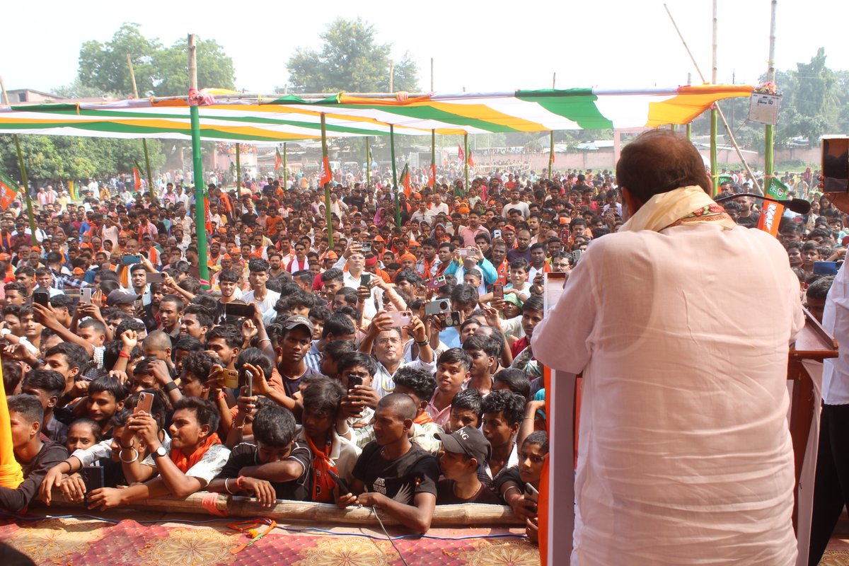 Dara Singh Chauhan (@daraschauhan354) on Twitter photo आज बिहार के मधुबनी जनपद की बेनीपट्टी विधानसभा में भाजपा प्रत्याशी श्री विनोद नारायण झा जी के समर्थन में आयोजित विशाल जनसभा को संबोधित किया।
इस अवसर पर माननीय सांसद गोरखपुर श्री <a href="/ravikishann/">Ravi Kishan</a>  जी भी उपस्थित रहे।
#आएगी_NDA #BiharElections2025 #Bihar #VidhansabhaElection आज बिहार के मधुबनी जनपद की बेनीपट्टी विधानसभा में भाजपा प्रत्याशी श्री विनोद नारायण झा जी के समर्थन में आयोजित विशाल जनसभा को संबोधित किया।
इस अवसर पर माननीय सांसद गोरखपुर श्री <a href="/ravikishann/">Ravi Kishan</a>  जी भी उपस्थित रहे।
#आएगी_NDA #BiharElections2025 #Bihar #VidhansabhaElection