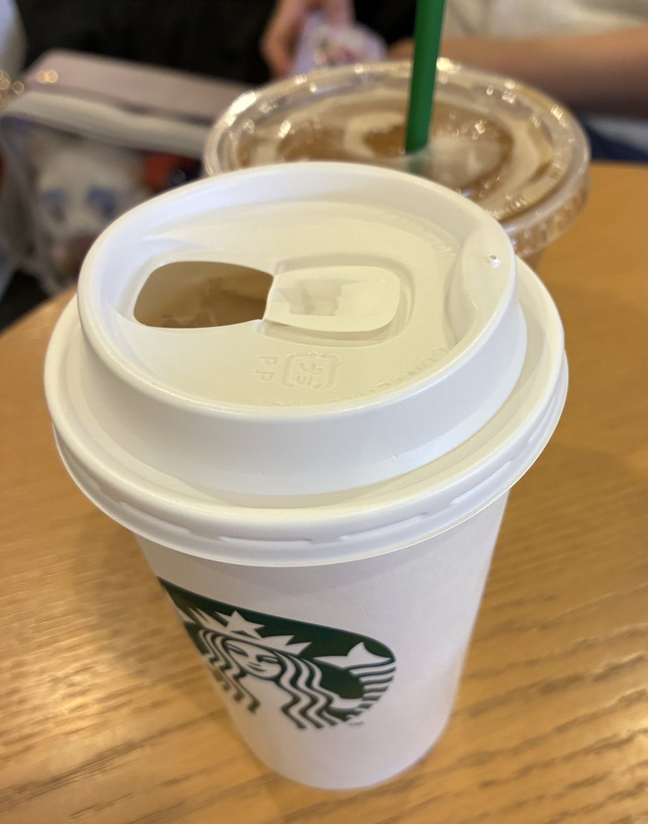 昨日は、機会を頂き、俺たちのシンヨコで麻さんとご飯食べてきました！短い時間だったけどとても楽しかった…麻さんのおうちの可愛すぎるタニちゃんと、モフちゃんたちのデートをモブとして見せてもらいました。かわいいオブかわい！４枚目はパパー！の概念スタバでの締め。実在のフォロワーさん最高！