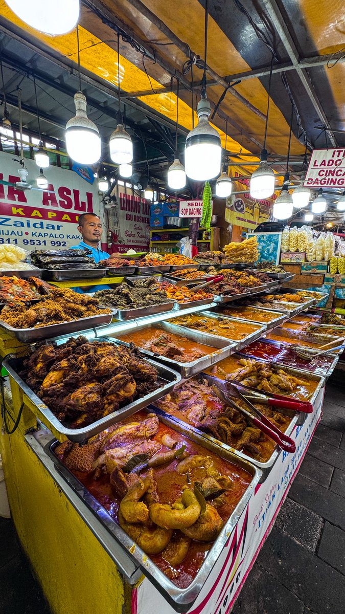 ardibhironx's tweet photo. Klo makan nasi Kapau di Senen lo biasanya di mana? Klo gue di Sabana Asli Nasi Kapau Hj. Zaidar. https://t.co/lCo1SCvoyH