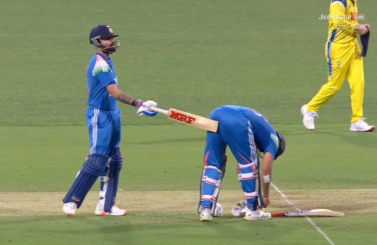 Crex_live's tweet photo. Moment hai BHAI😂

We surely missed this RO-KO bond😅

#ViratKohli  #RohitSharma  #ROKO #AUSvIND https://t.co/Fs7C73yO27