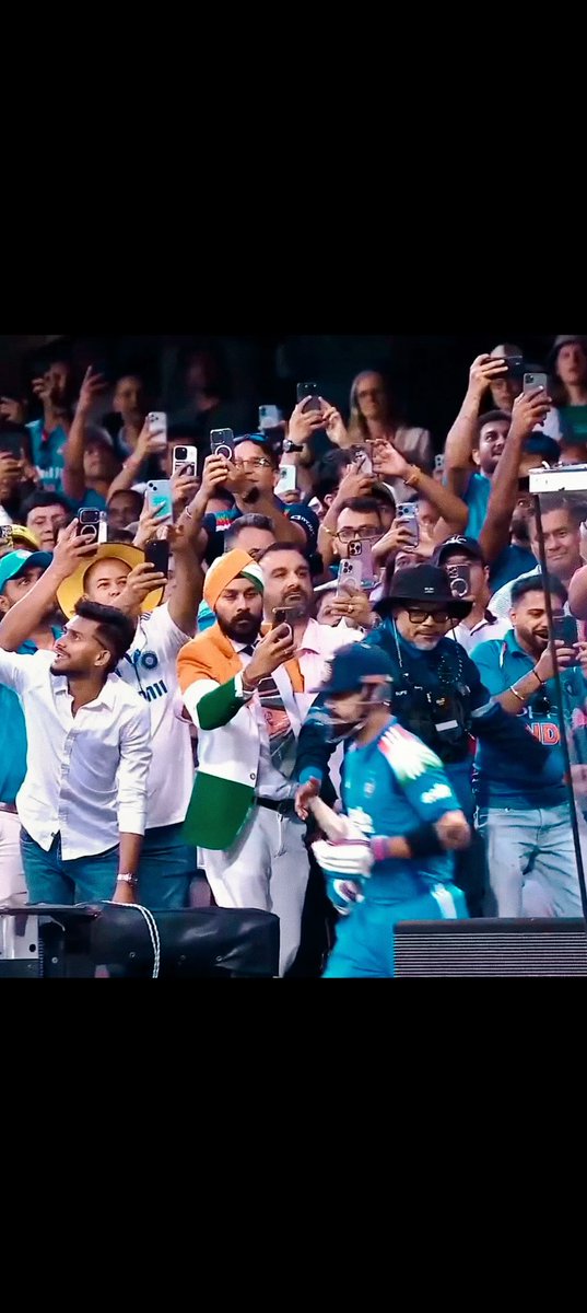 itzsecondself's tweet image. Look at this frame 🖼️ 
#ViratKohli𓃵 #INDvsAUS 
@JioHotstar @imVkohli