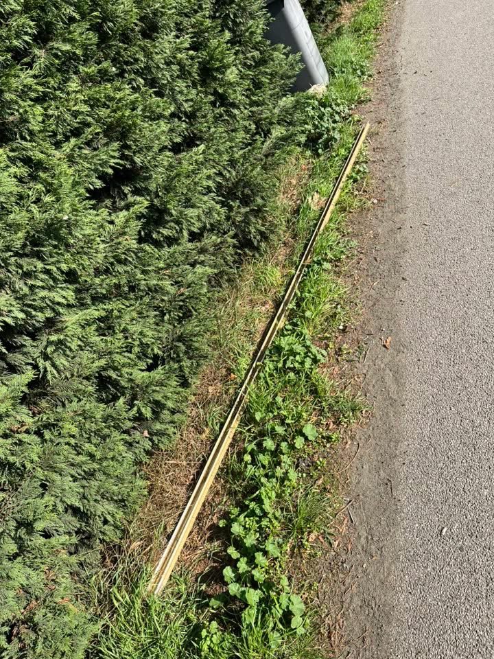 Lots to pick up across South Hykeham at this months litter pick.

This months haul included 15 vapes, lots of glass bottles and energy drinks and a long metal pole. 

Let’s look after our community - take it home and put it in a bin!