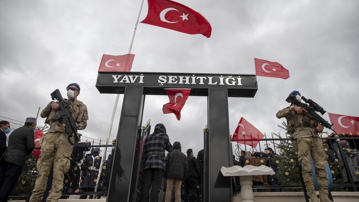 25 Ekim 1993. Hain ter*r örgütü p*k 5'i çocuk 33 sivili Erzurum'un Çat ilçesine bağlı Yavi köyünde katletti. Unutmadık, unutmayacağız. Barışmadık, barışmayacak; AFFETMEYECEĞİZ. Şehitlerimizi rahmetle anıyorum, mekanları cennet, kabirleri nur dolsun.