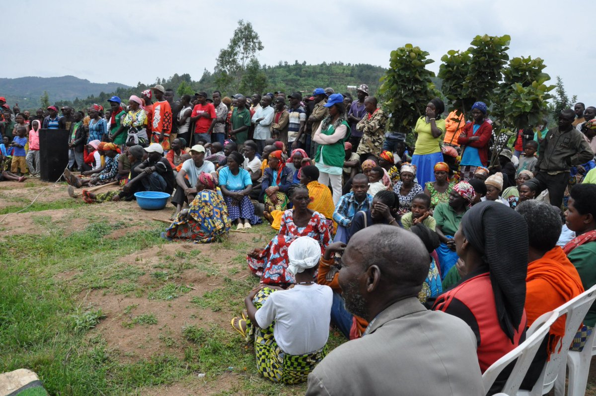 Kamonyi's tweet photo. Mu biganiro n'abatuy mu Kagari ka Ruyanza, ubuyobozi bwibukije ko isuku igomba kuba umuco kuko ari isoko y'ubuzima. Abaturage basabwe kugira #Isukuhose; ku mubiri, aho batuye mu rugo, isuku aho bakorera, isuku mu gutegura amafunguro, isuku ahahurira abantu benshi @RwandaLocalGov https://t.co/VEjj05iqXW