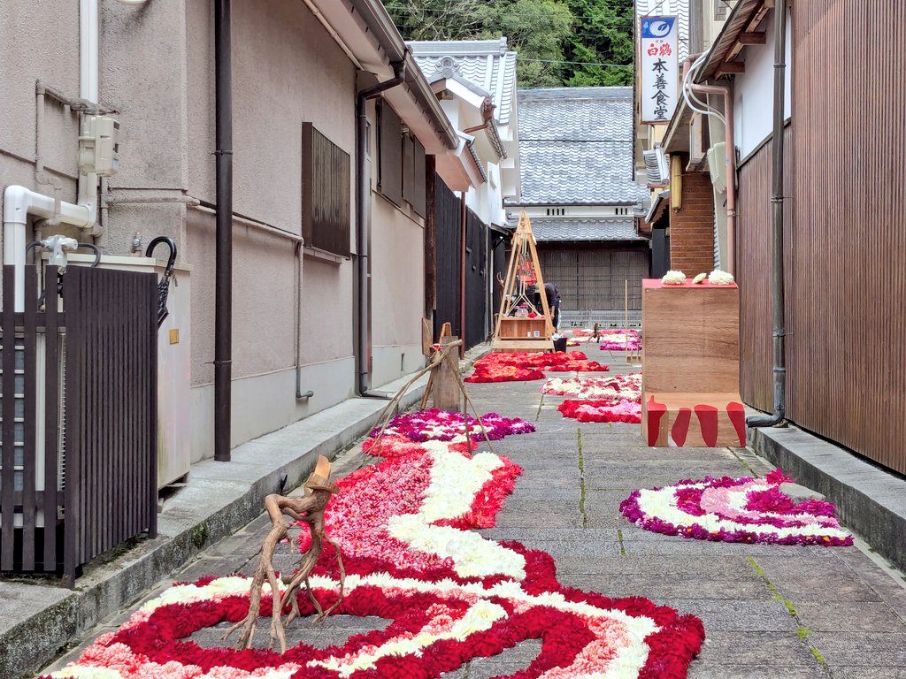 East_Spiral's tweet photo. 🌼宇陀松山華小路（うだまつやまはなこうじ）🌸

#奈良県 東部の #宇陀市 （うだし）にある重要伝統的建造物群保存地区の松山へ✨
奈良・町屋の芸術祭「はならぁと」が開催中で、路地にはダリアの花が並べられました😊

奈良県はダリアの生産が日本一👏 https://t.co/3QA1plW1gp