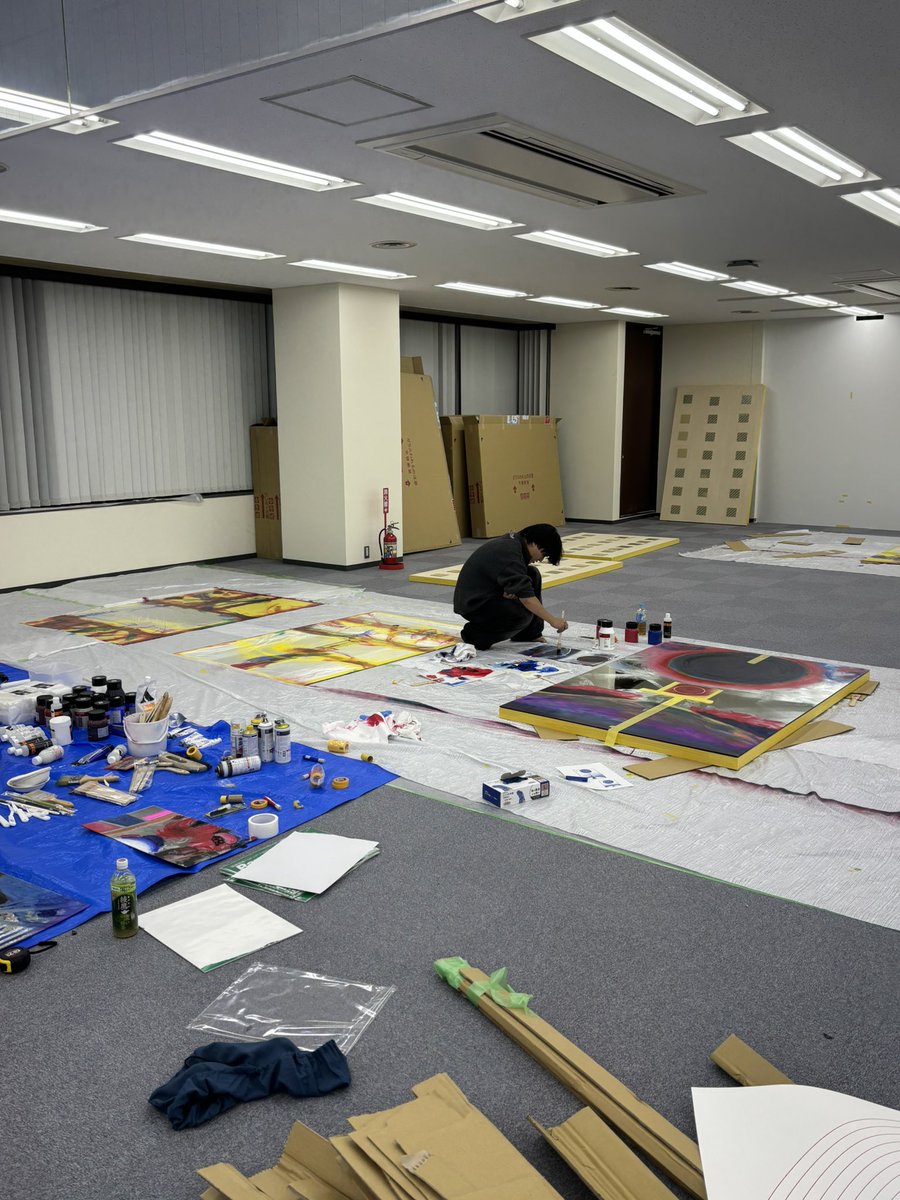 tarooo_phoenix's tweet photo. 絶賛オフィスの移転工事を進めているのですが、様子を見にいったら代表と藝大生たちが絵描いてましたw
自分たちでレイアウト決め〜塗装までやっているらしい笑
とんでもない異空間になりそうなので、色んな方々に遊びに来て欲しいですね。 https://t.co/tRFJM9dSme