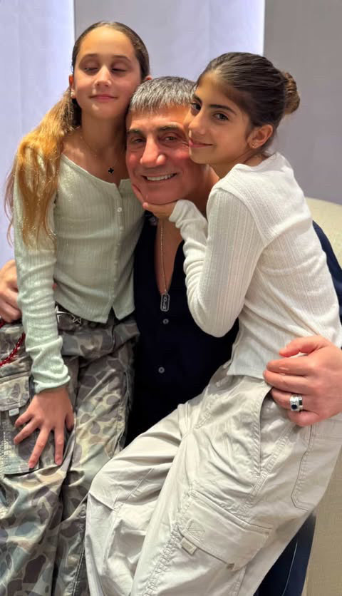 “Kollarımda huzur, gözlerimde umut… En güzel dua, evlatlarının mutluluğu.”

Reis Sedat Peker

<a href="/sedat_peker/">Sedat Peker</a> #SedatPeker